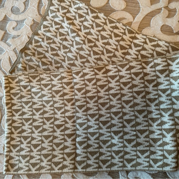 Beautiful reversible Michael Kors logo winter scarf 🧣 - Picture 10 of 11